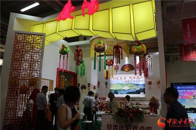 丝绸之路旅游产品展览会吸引外国友人眼球